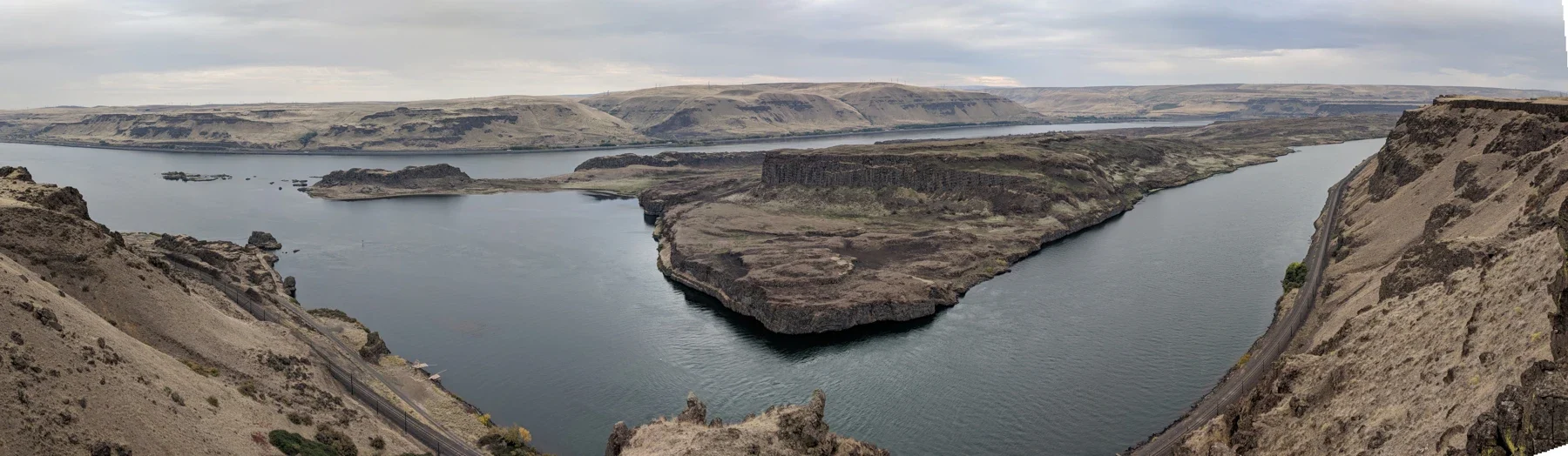 Columbia Nehri ve Miller Island bazalt kayalıkları; bölgesel arşiv panoraması