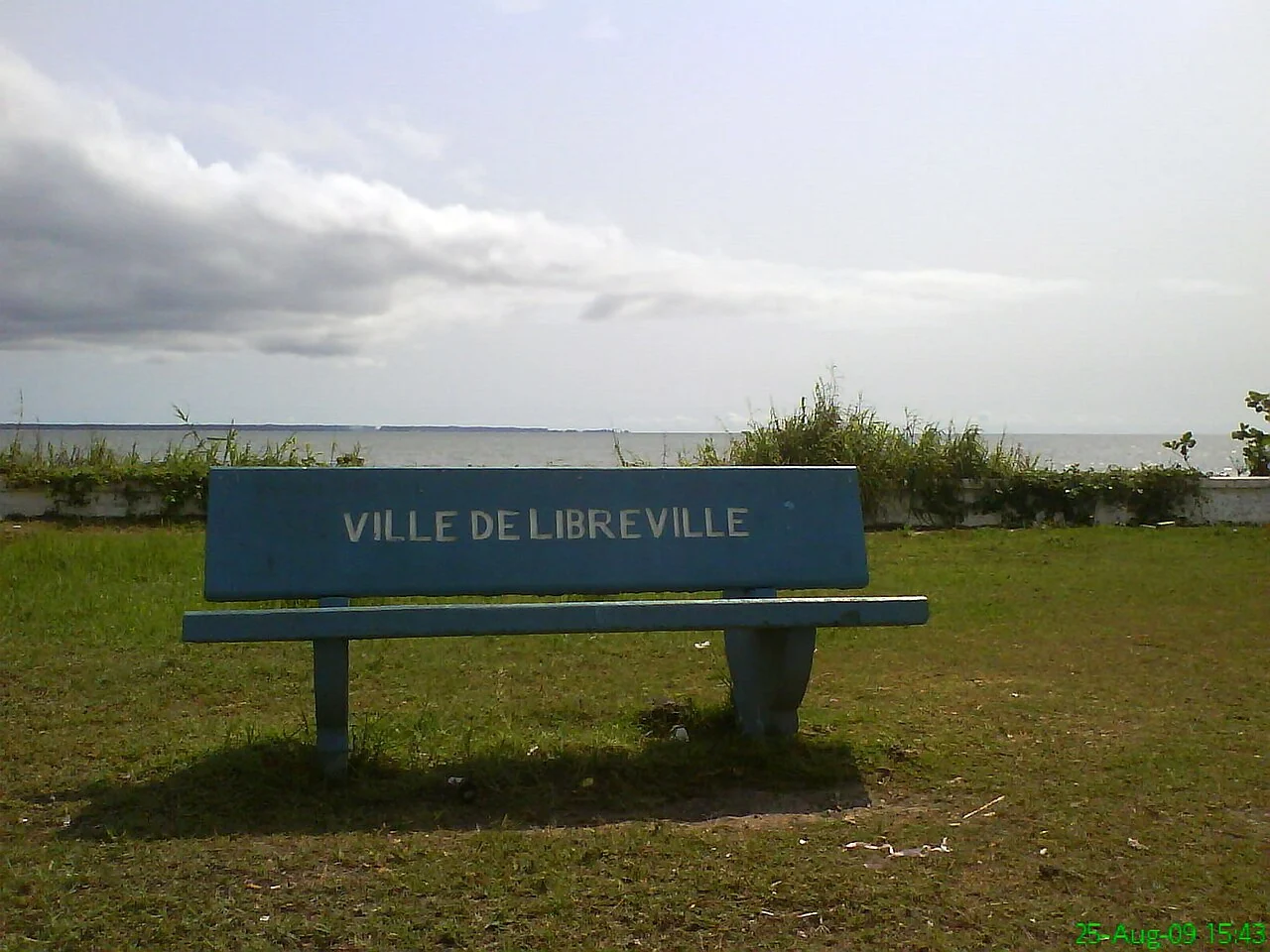 Libreville sahilinde bank ve deniz görünümü; Ağustos 2009