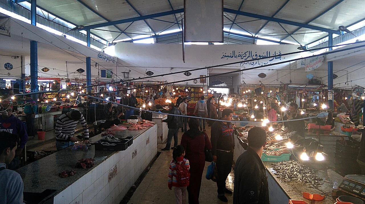 Monastir merkez pazarının balık bölümü; Habib Mhenni / Wikimedia Commons, 29 Kasım 2016, güncel tezgâh garantisi değil