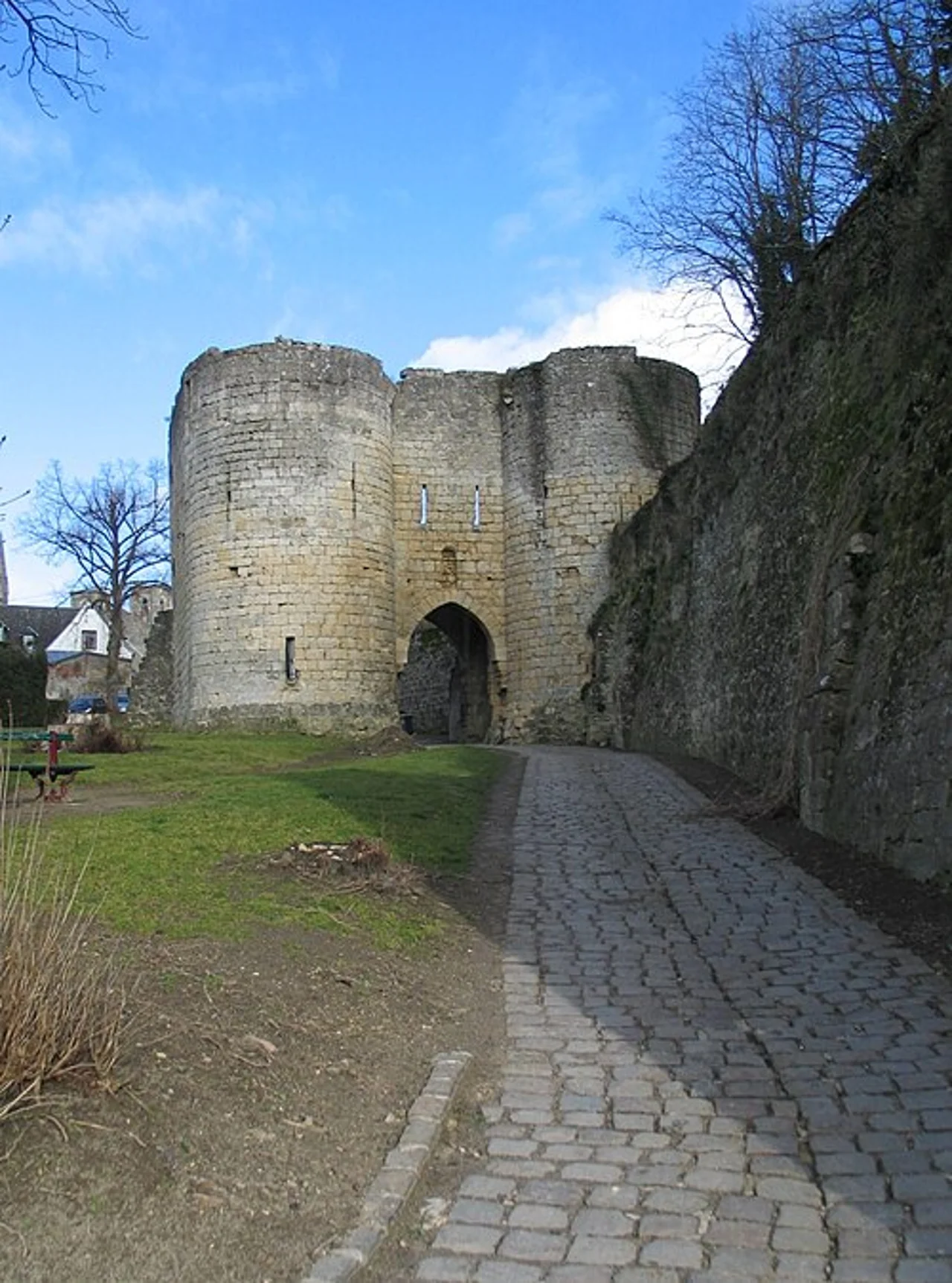 Porte de Soissons yönünde sur yanındaki taş yol ve kemerli kapı; EXIF 1Şubat 2005, ilk yükleme 22 Mayıs 2006.
