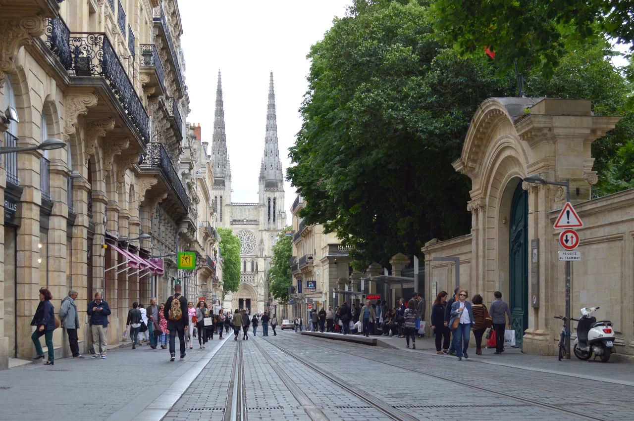Rue Vital-Carles sokak ve cephe görünümü, Mayıs 2015