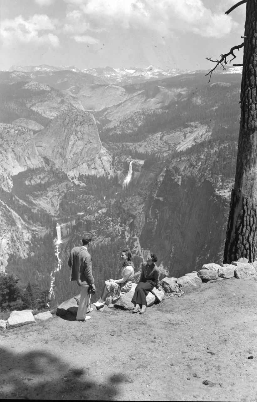 Yosemite yüksek manzarasında ziyaretçiler: ilk arşiv pozu