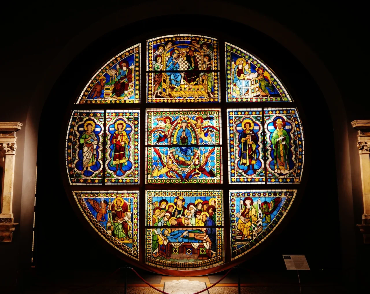 Siena Katedral Müzesi’nde sergilenen gül pencere, Nisan 2023