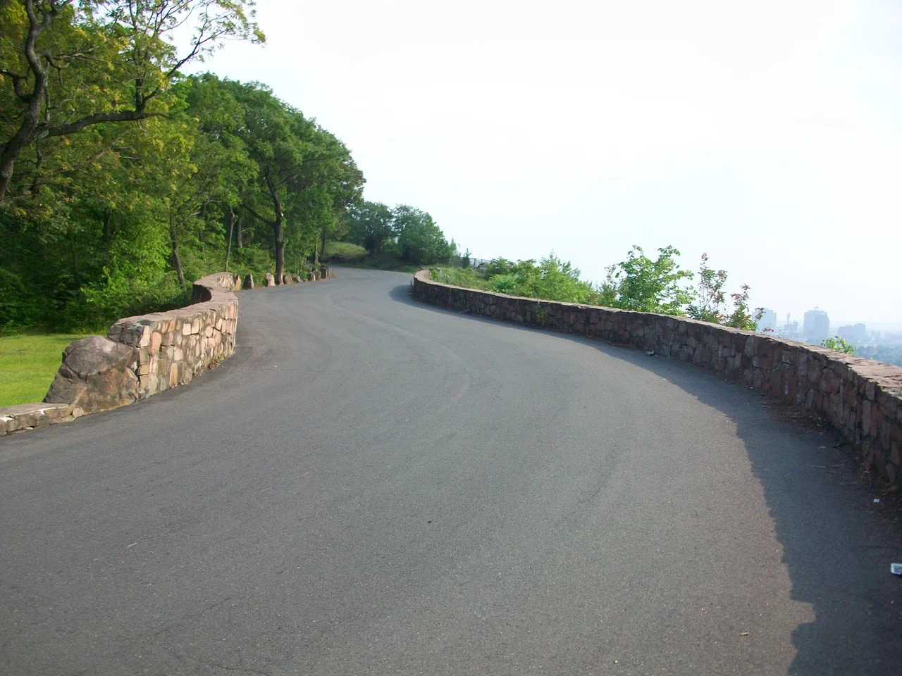 New Haven East Rock Park zirve yolu tarihî duvarları, arşiv