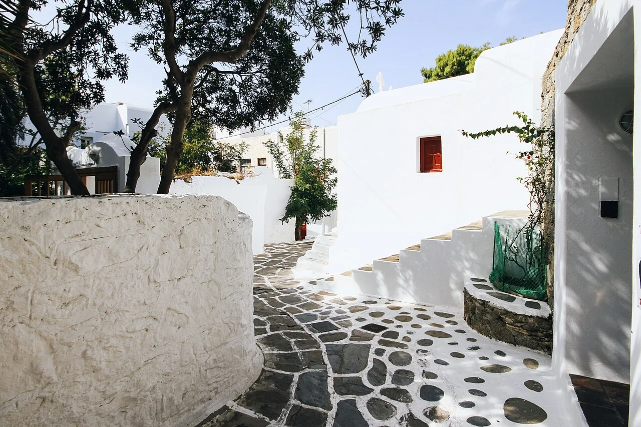 Mikonos Chora beyaz duvarlar ve taş döşeli sokak, Ekim 2020; kasaba ortamı, fırın veya yemek fotoğrafı değildir.