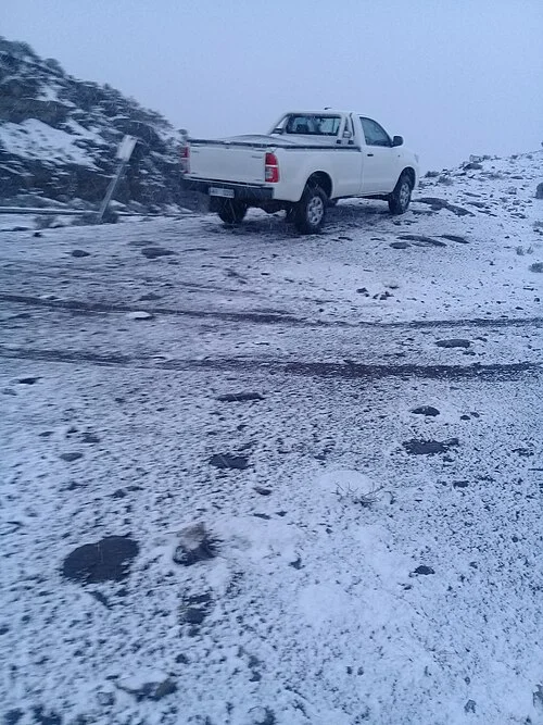Semonkong güneyinde A5 çevresinde kar manzarası
