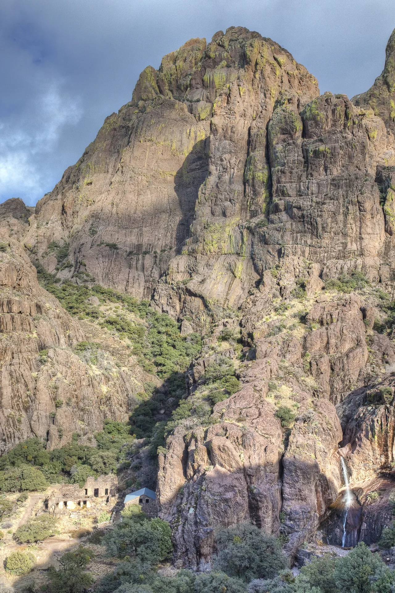 Organ Mountains çevresinde kaya duvarı, küçük şelale ve tarihî kalıntı, arşiv
