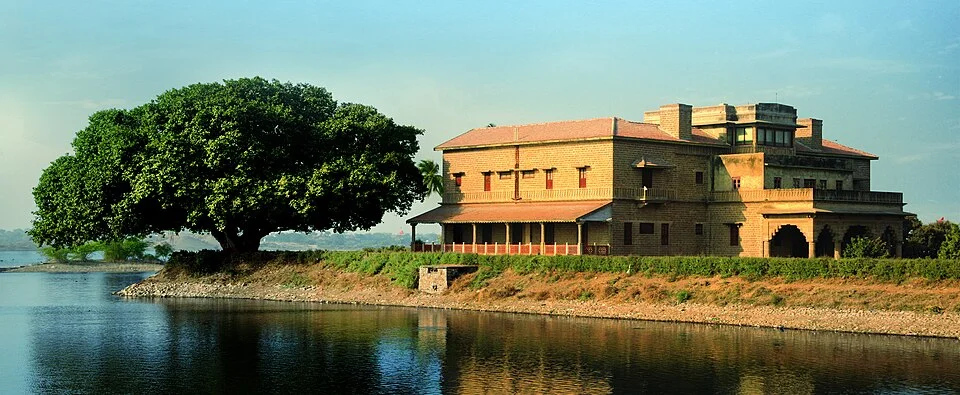 Gaurishankar Lake dosyasındaki su kıyısı ve karşıdaki yapı