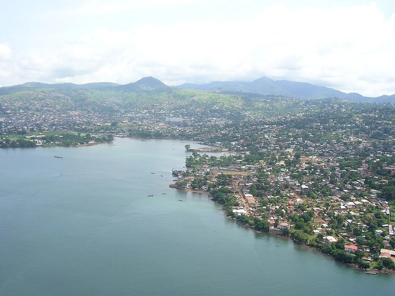 Freetown limanı ve kente havadan bakış; David Hond, 4 Ekim 2004