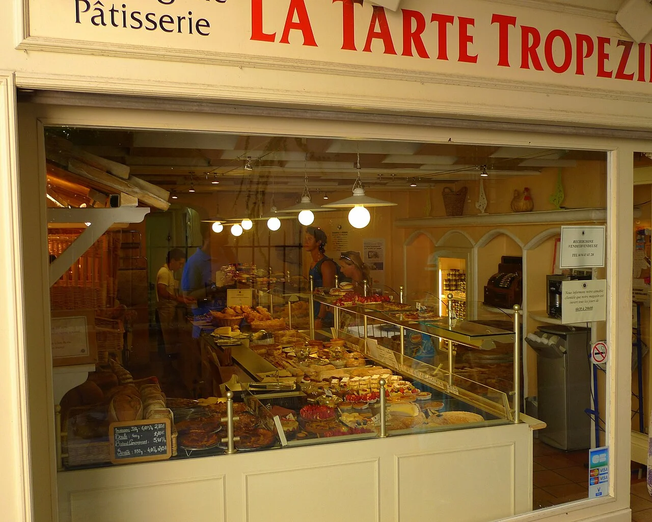 Saint-Tropez La Tarte Tropézienne pastane vitrini; Ağustos 2009 arşivi, güncel işletme görünümü değildir.