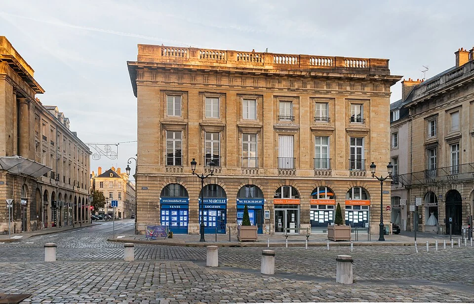 Reims Place Royale 9–11 numaralı yapıların mavi kepenkleri ve pencere dizileri, 31 Ekim 2021; dış cephe görünümü.