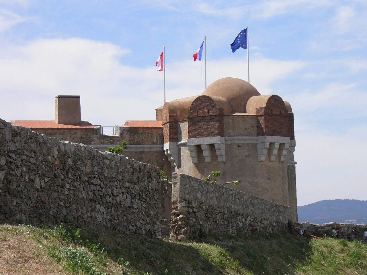 Saint-Tropez Citadelle taş surları ve tarihi yapı; Mayıs 2016.