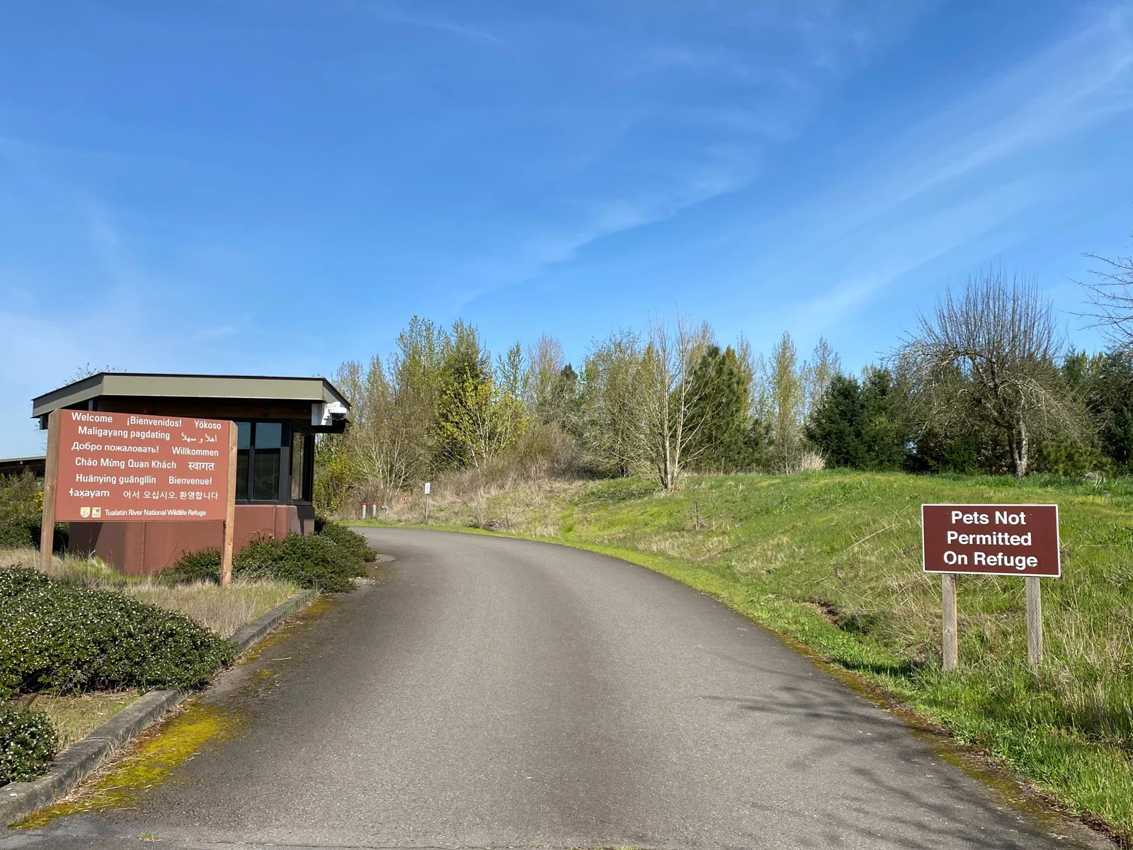 Welcome booth and no-pets sign at Tualatin River refuge