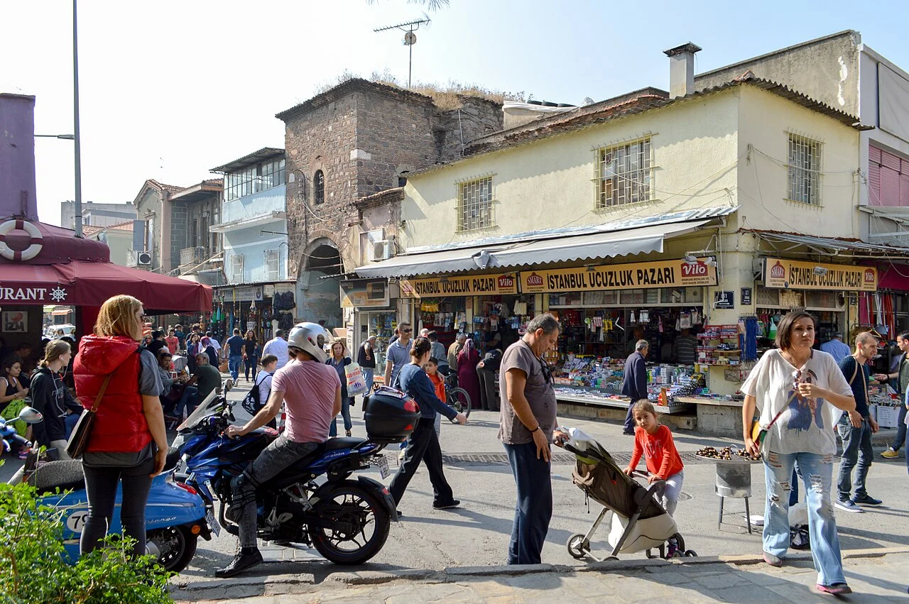 Street environment in İzmir Kemeraltı market, October 2018; not a current business or menu directory, with no commercial endorsement by pictured people.