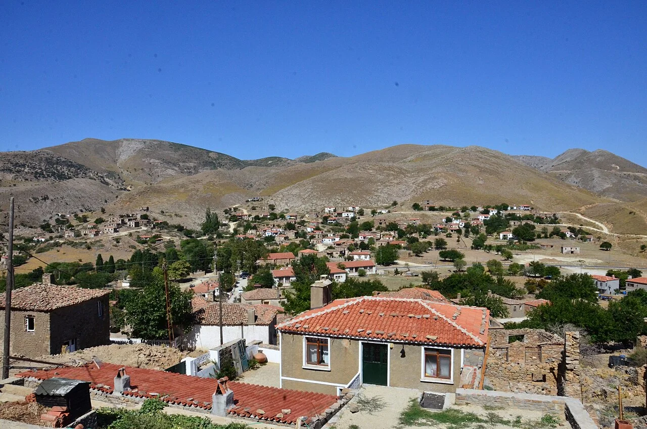 Gökçeada Dereköy yerleşimi ve tepeler; Ağustos 2019.