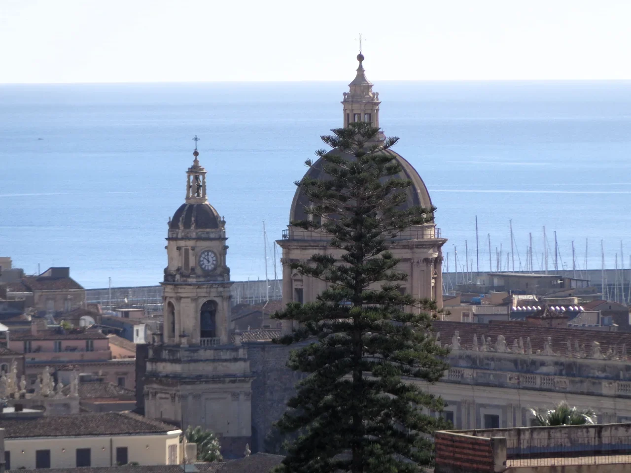San Nicolò l’Arena yönünden Sant’Agata kubbe ve çan kulesi, Şubat 2026