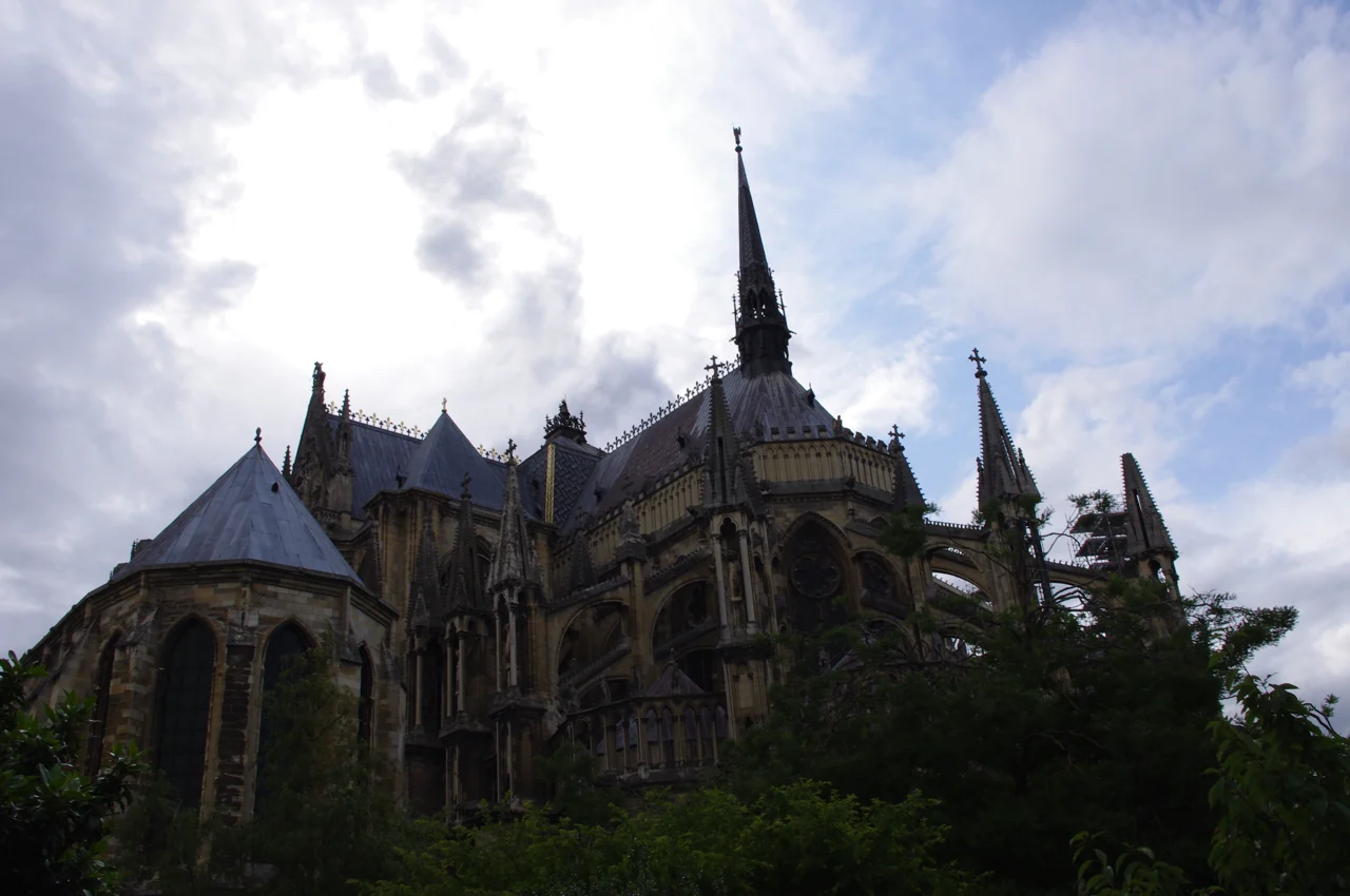 Reims Notre-Dame katedralinin arka ve apsis çevresi, 2011; batı giriş portalı değildir.