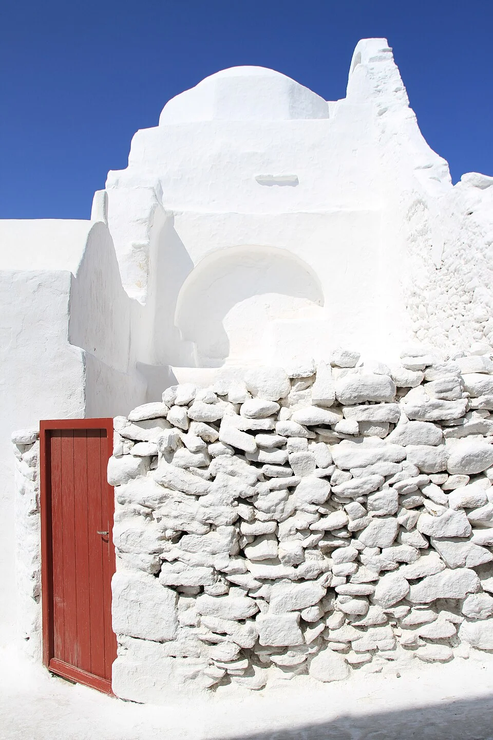 Mikonos Paraportiani beyaz dış mimarisi ve taş duvar, Eylül 2020; iç ziyaret fotoğrafı değildir.