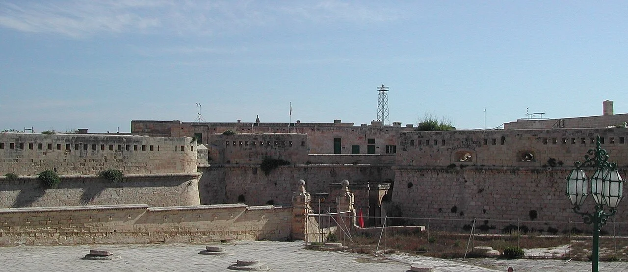 Valletta Fort St Elmo surları; çekim tarihi belirtilmemiş, dosya Temmuz 2005’te yüklenmiştir. Bugünkü restorasyon veya sergi düzeni değildir.