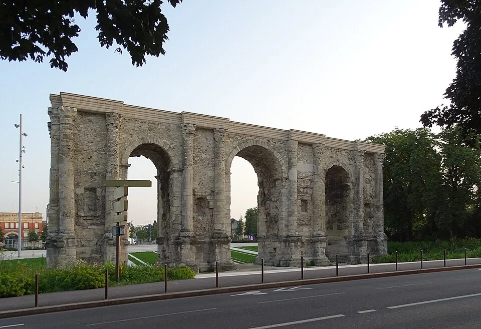 Porte de Mars Roma kemerinin üç açıklığı ve önündeki çit, 21 Temmuz 2021. © Ad Meskens / Wikimedia Commons.