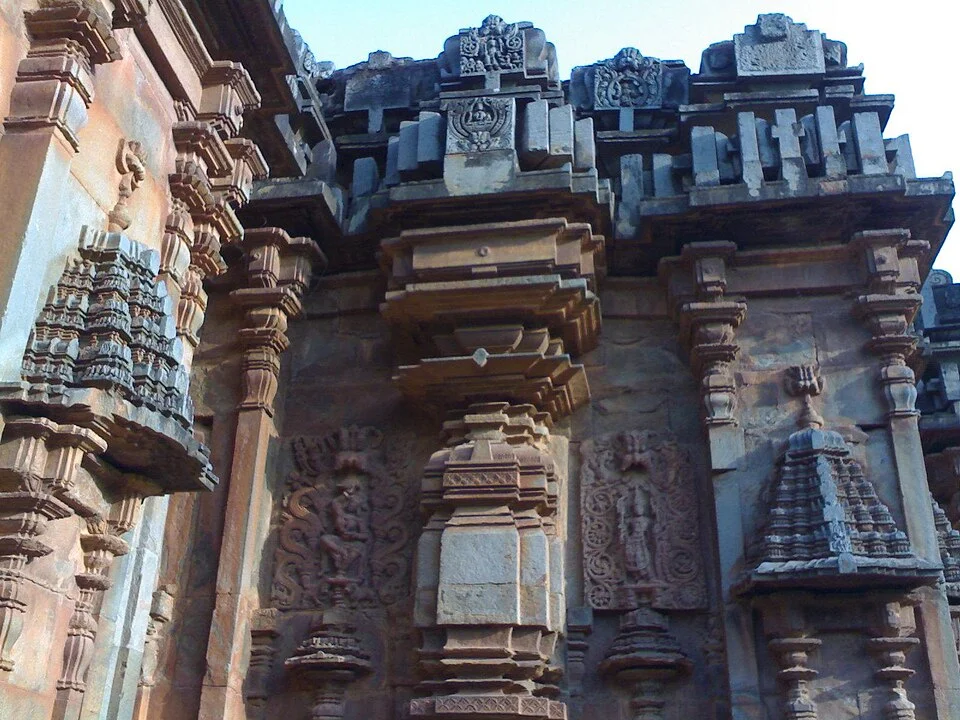 Hubballi Unkal Chandramouleshwara tapınağının dış taş işçiliği