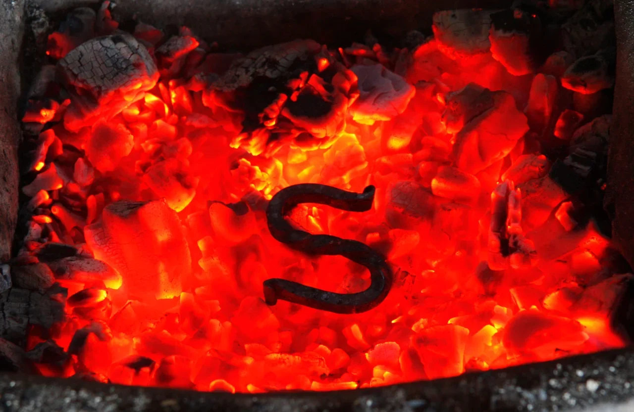 Saugus Iron Works demirhanesinde kor ve demir, 2014 arşivi; güncel gösteri vaadi değildir