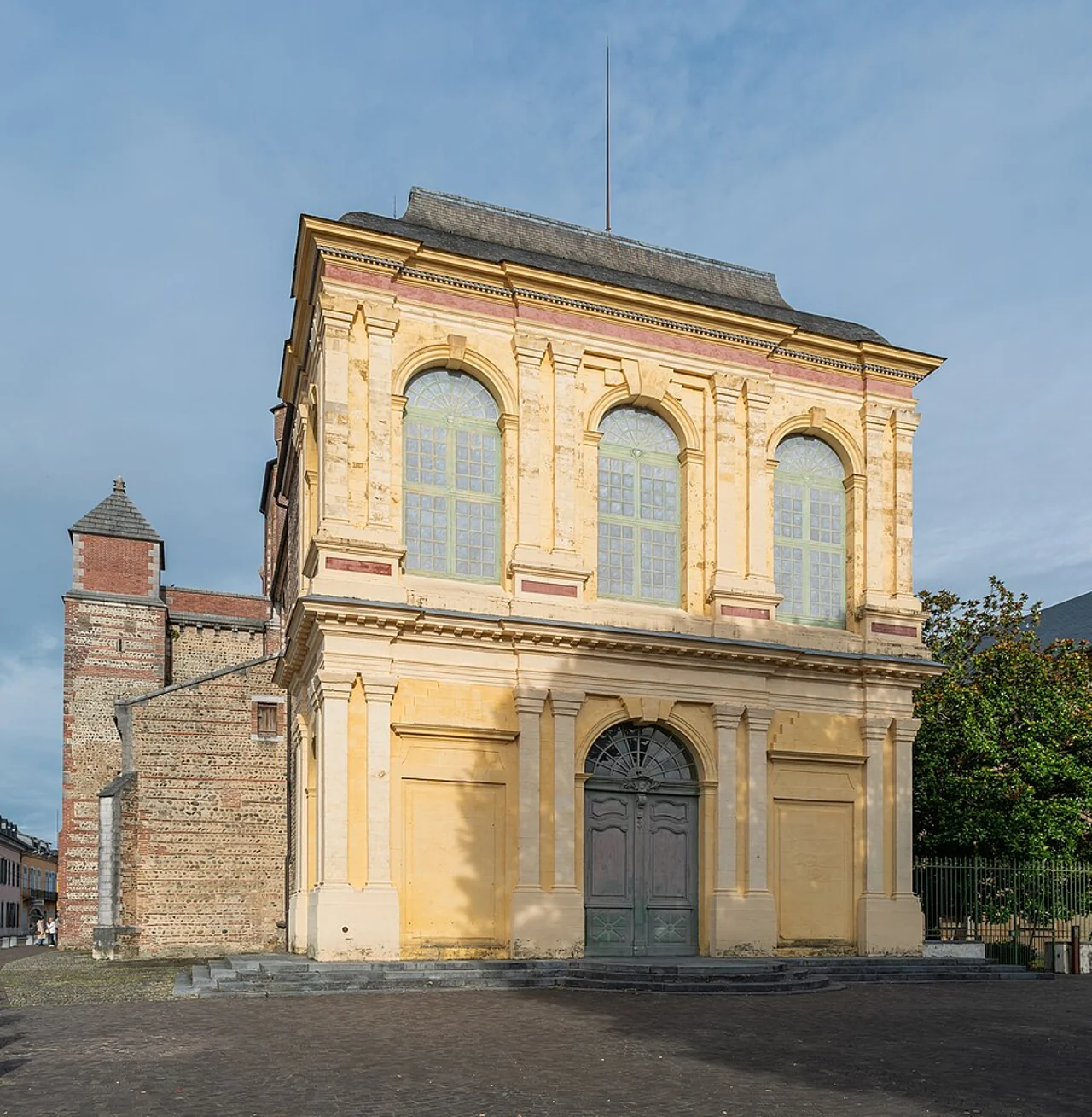 Notre-Dame-de-la-Sède katedralinin tarihî dış cephesi, 25 Temmuz 2023; iç erişim kanıtı değildir.