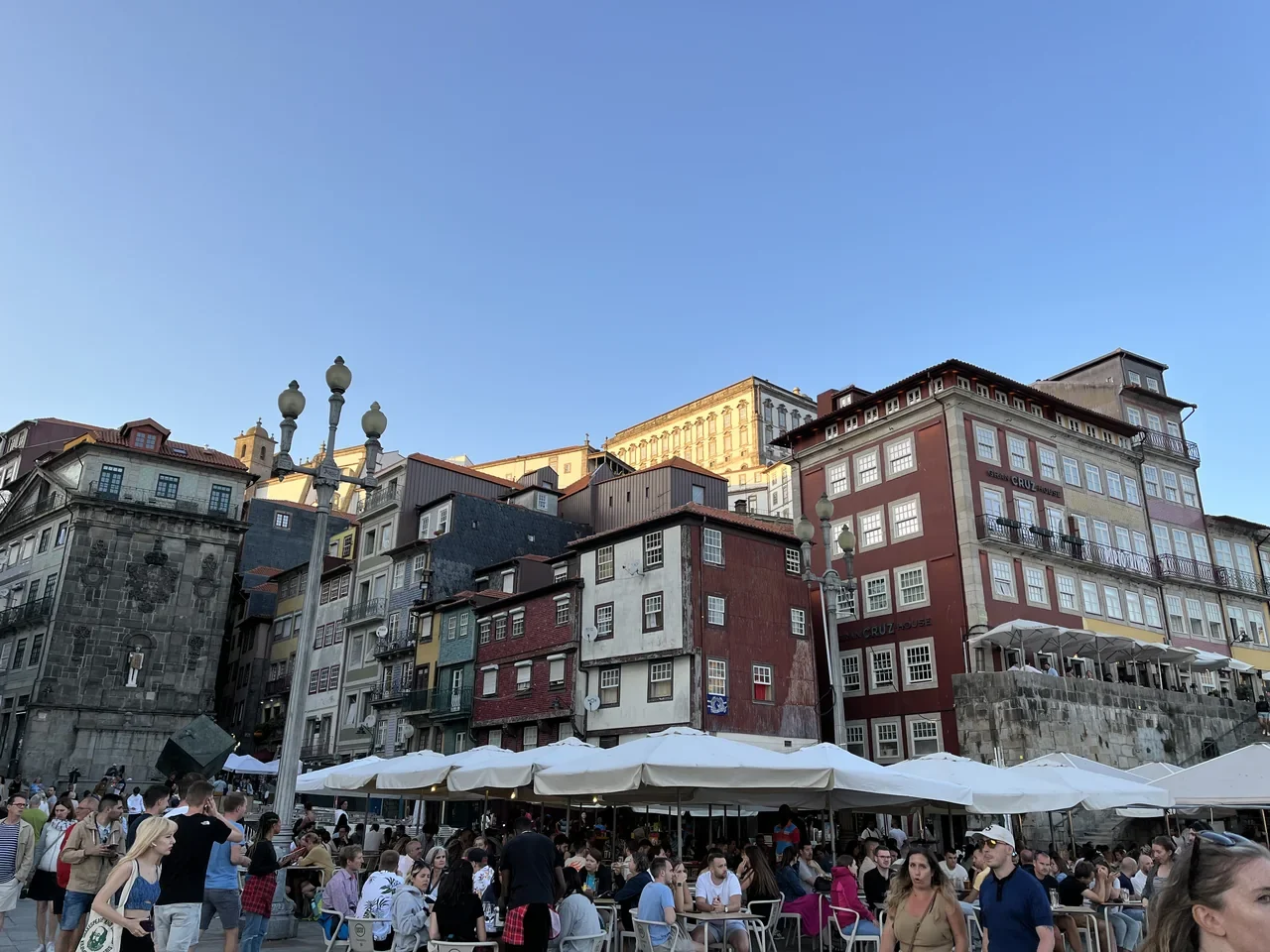 Porto Ribeira Meydanı’nda renkli bina cepheleri ve kafe tenteleri, Ağustos 2023