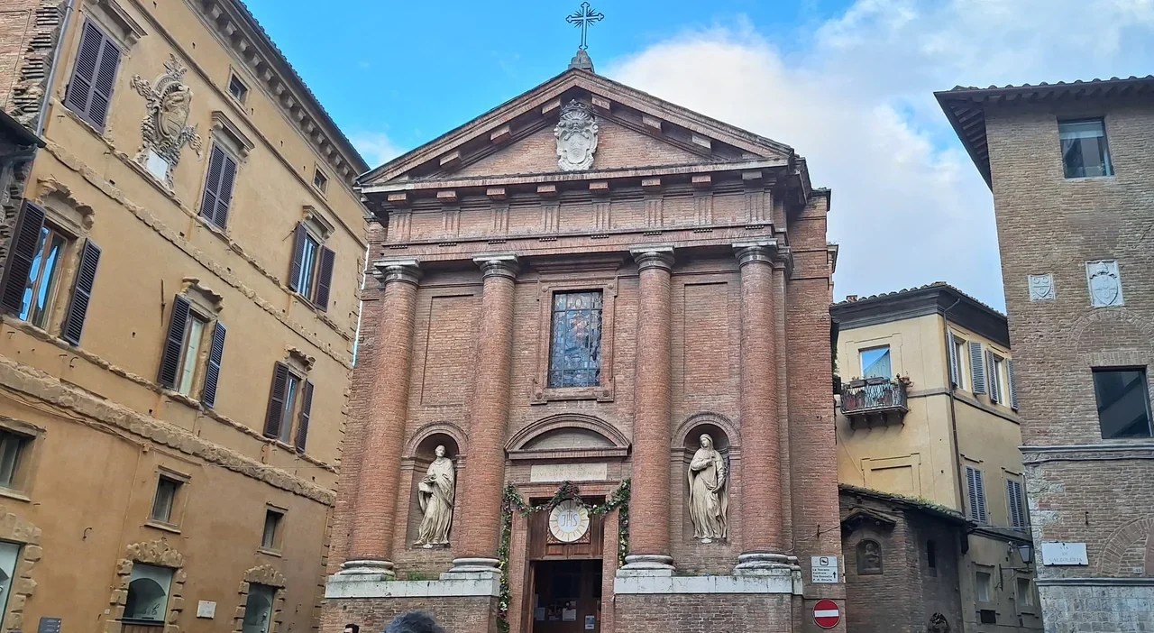 Siena San Cristoforo kilisesinin cephesi, 2024