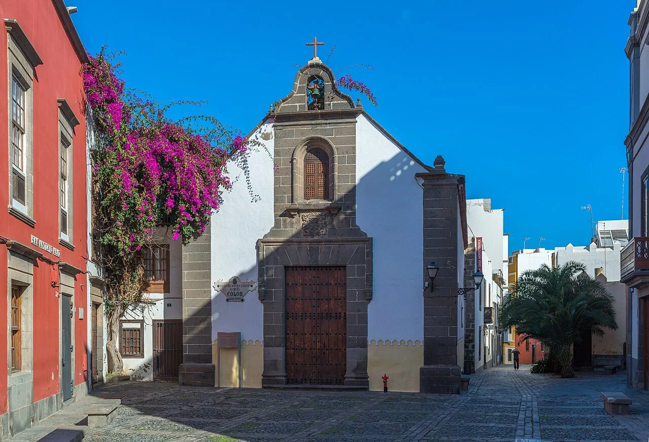 Small square and facades around San Antonio Abad in Vegueta, Las Palmas, January 2016.