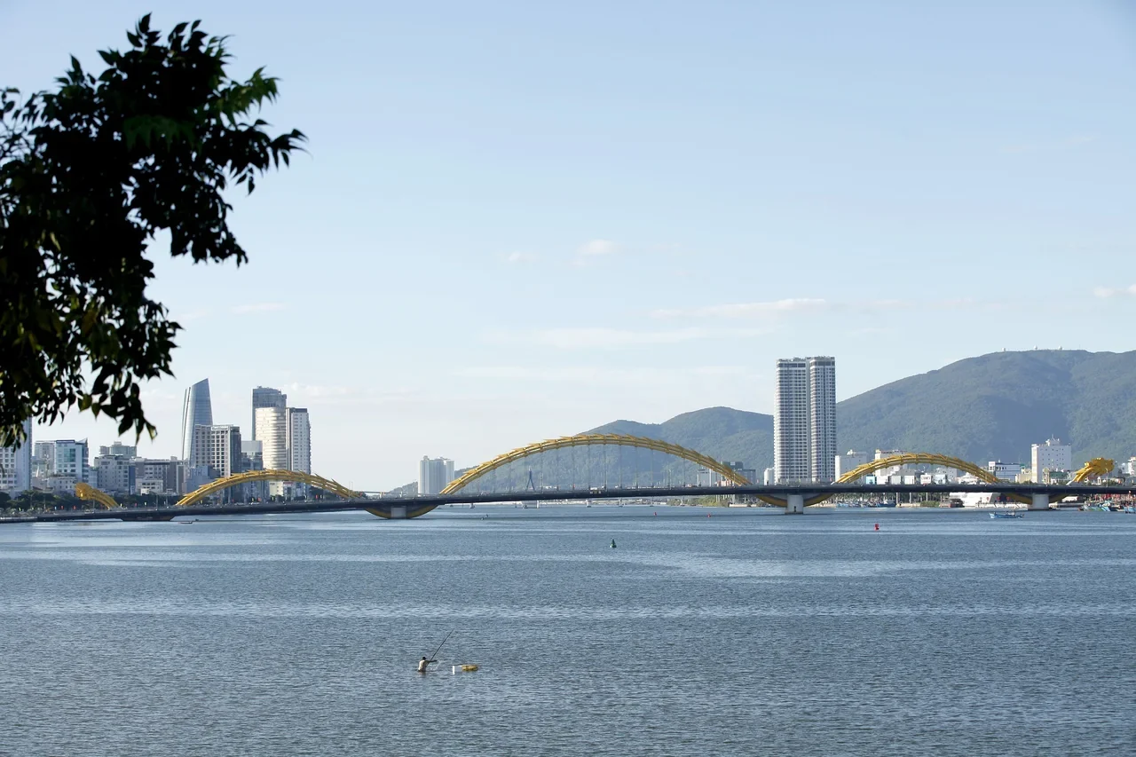 Da Nang Dragon Bridge üzerinde ejderha biçimli köprü kemerleri