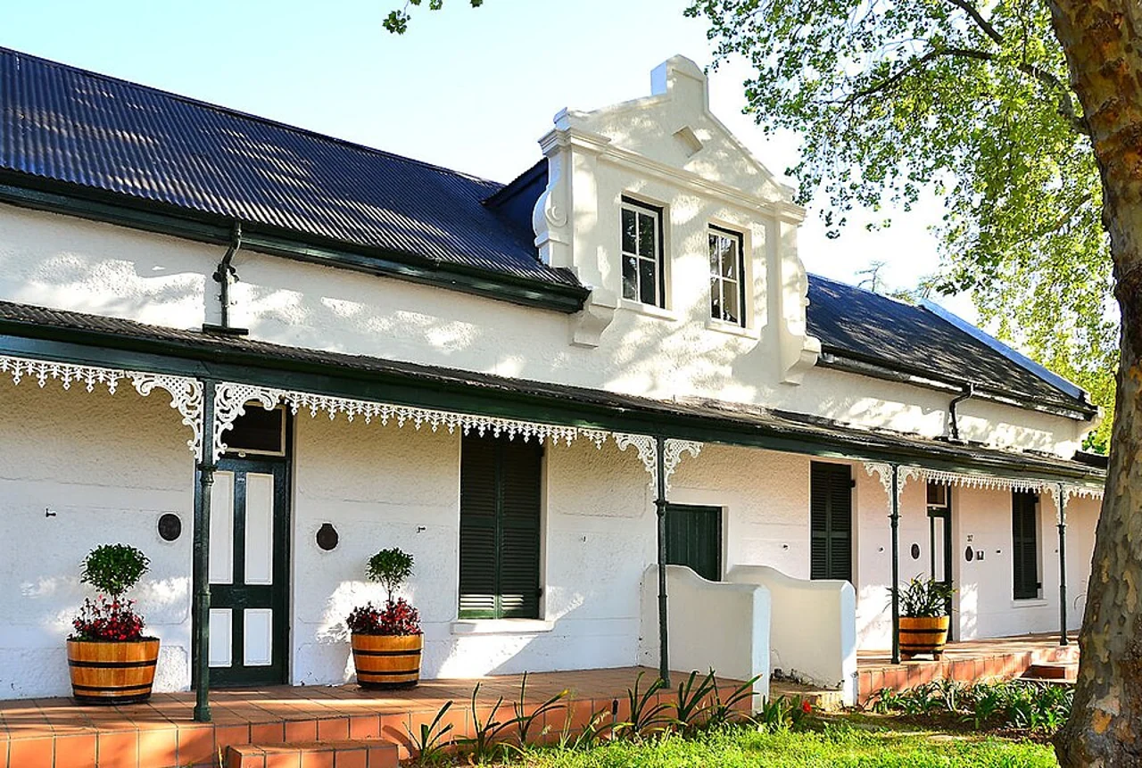 39 Dorp Street konut cephesi, Stellenbosch; Ossewa, 19 Eylül 2012, güncel işletme ilanı değildir