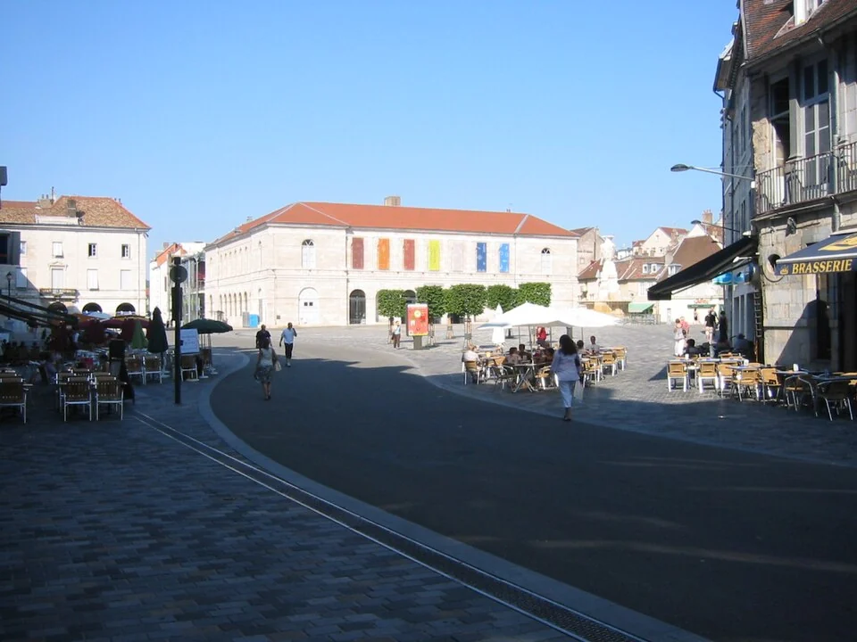 Place de la Révolution ve sanat-arkeoloji müzesinin ayrı cephesi; kamera kaydı 3 Temmuz 2006.