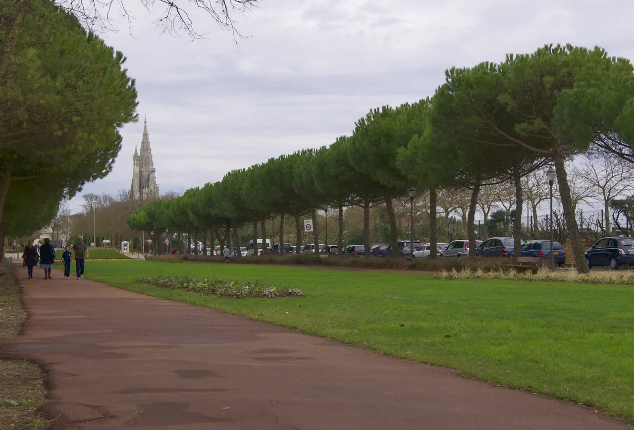Avenue du Mail ağaçlı yürüyüş yolundan Lanterne Kulesi, La Rochelle, 2010