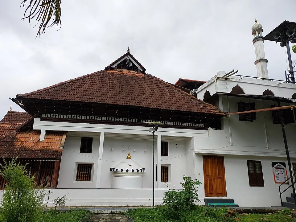 Thazhathangady cami dış cephesinde beyaz duvar, kiremit çatı ve minare