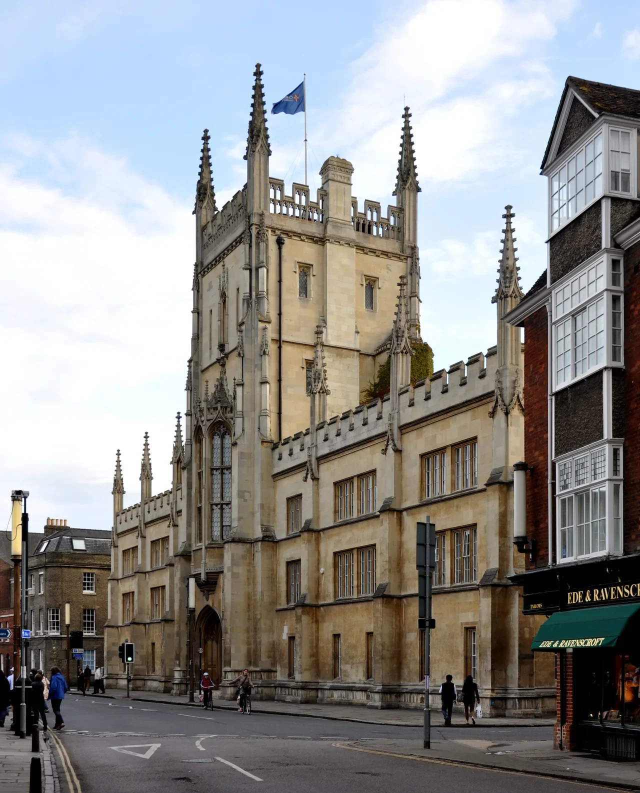 Cambridge Pitt Building tarihî dış cephesi, Haziran 2011