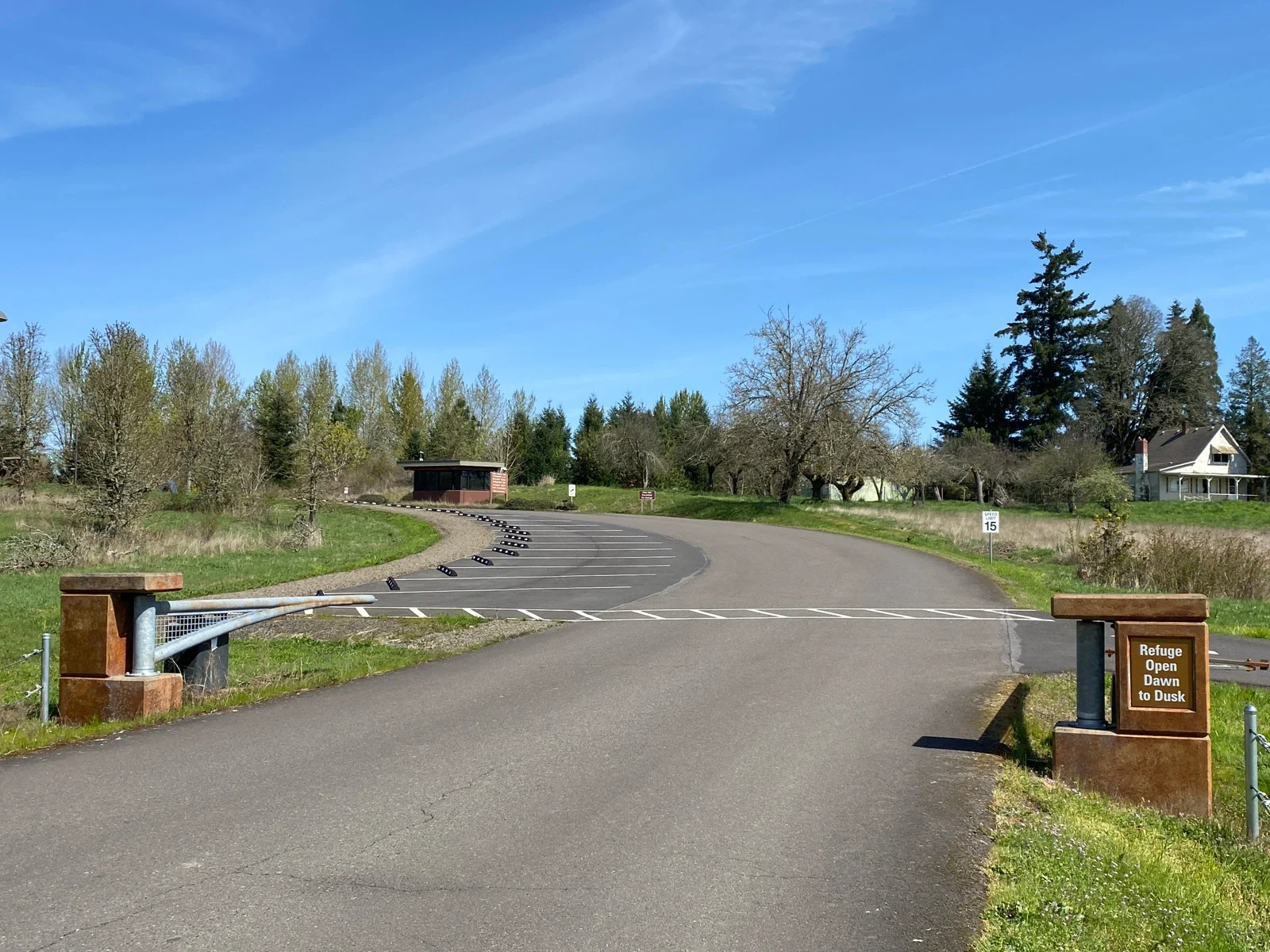 Tualatin River sığınağının 2025 giriş yolu arşivi; Woodburn parkı değildir