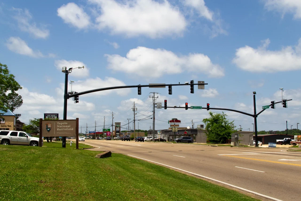 Tupelo National Battlefield yanındaki kamu yolu ve kent yapıları, arşiv fotoğrafı