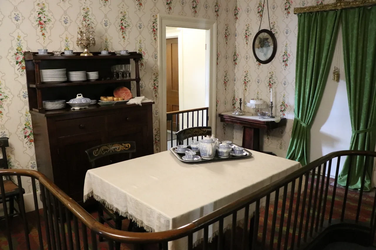 Lincoln Home tarihî yemek odasında masa ve çay takımı, arşiv iç mekânı