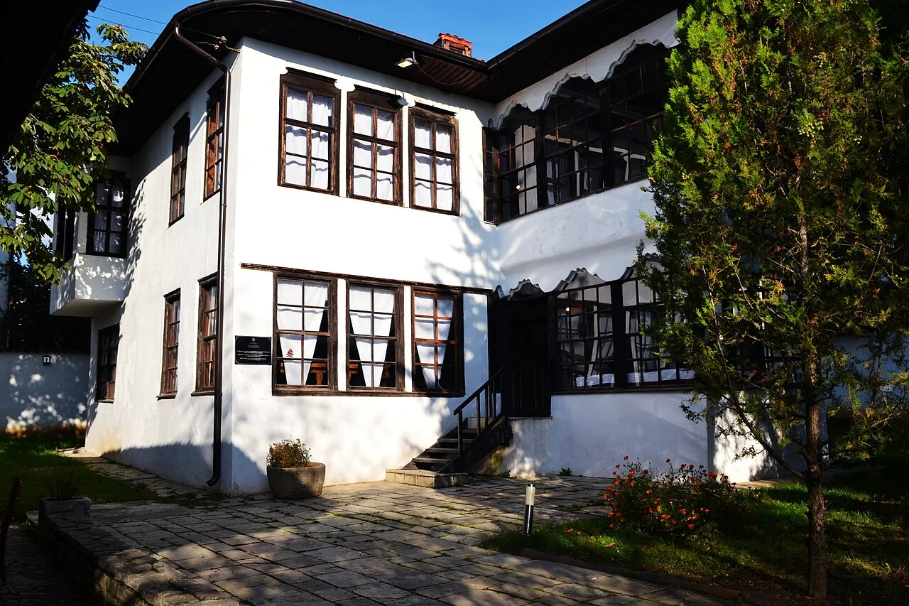 Priştine Emin Gjiku etnolojik müze kompleksindeki tarihî ev dış cephesi ve avlu; Ekim 2014.