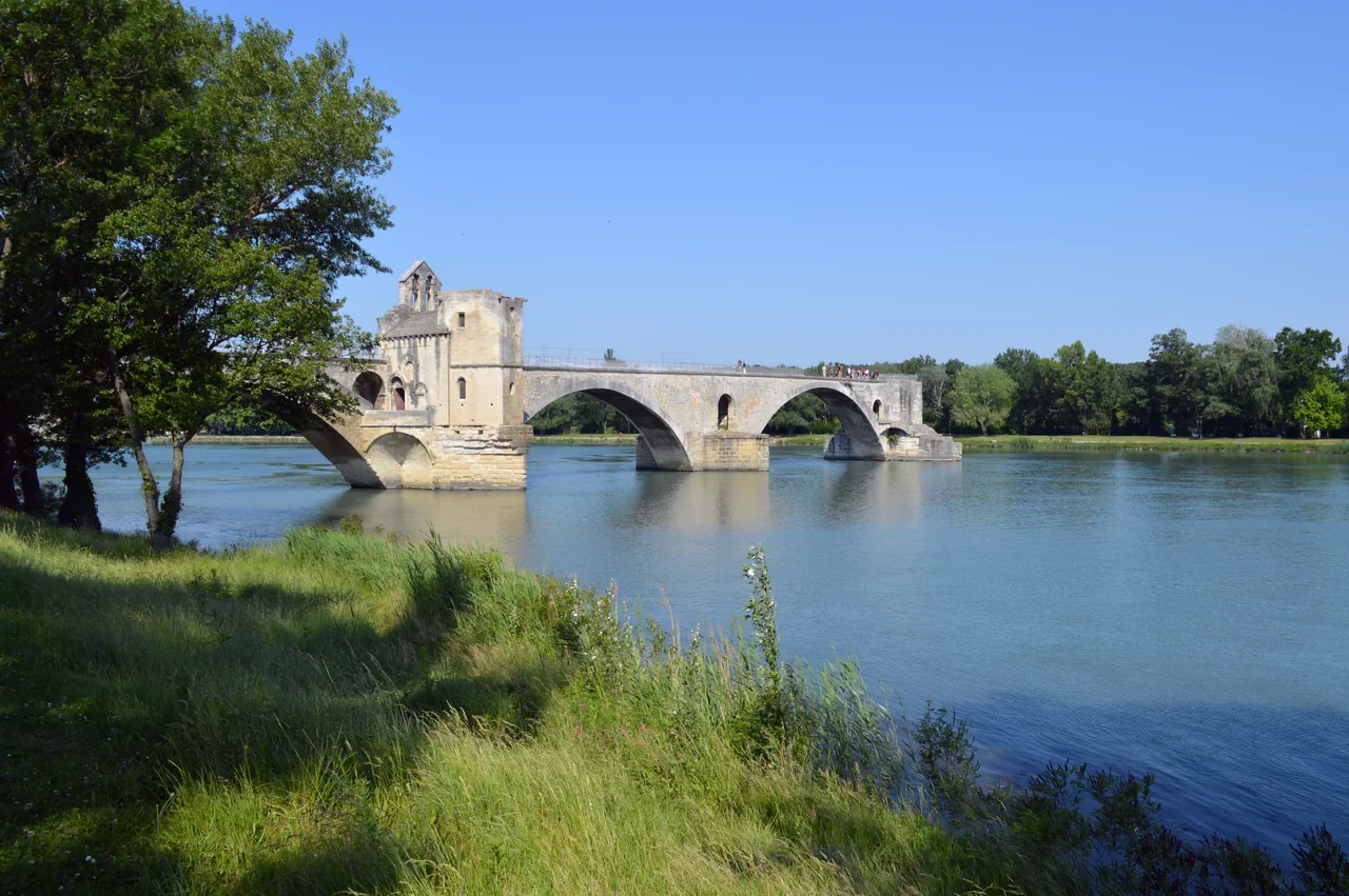 Avignon Pont Saint-Bénézet köprüsünün doğudan görünümü, Mayıs 2015