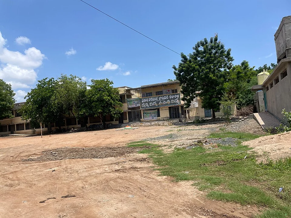 Kurnool B-Camp devlet koleji yerleşkesindeki yapı ve avlu