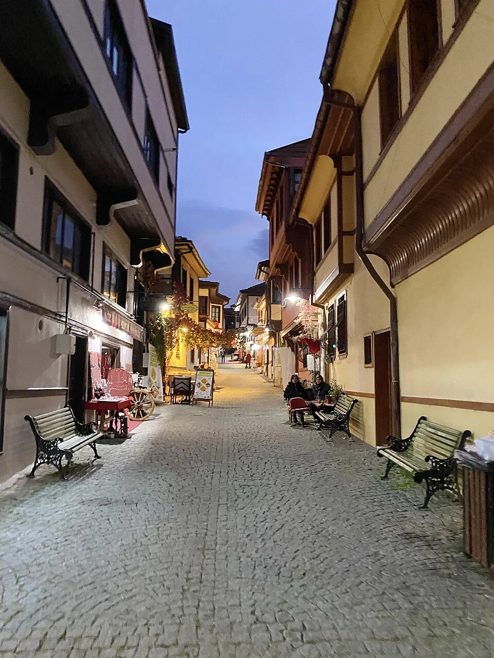 Eskişehir Odunpazarı evlerinin arasında akşam sokağı, Kasım 2022; mahalle ortamı, güncel lokanta veya kahvaltı servisi değildir.