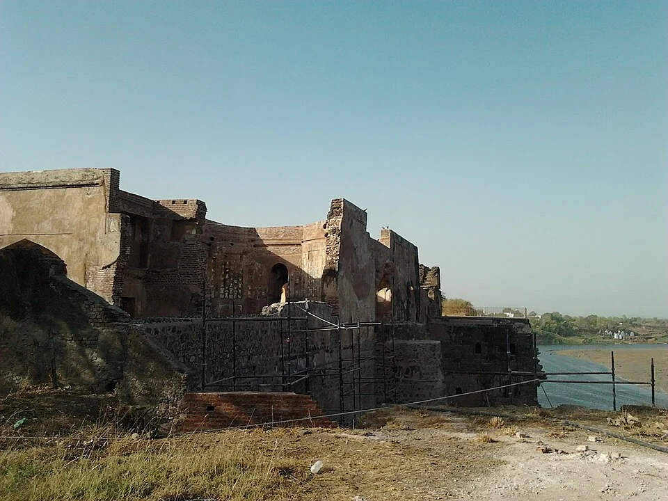 Burhanpur Shahi Qila dışındaki yıpranmış duvarlar, kemerli açıklıklar ve nehir kenarı; kaynakta March 12 yazıyor, tam çekim yılı doğrulanmamış. Hamam içi değildir.
