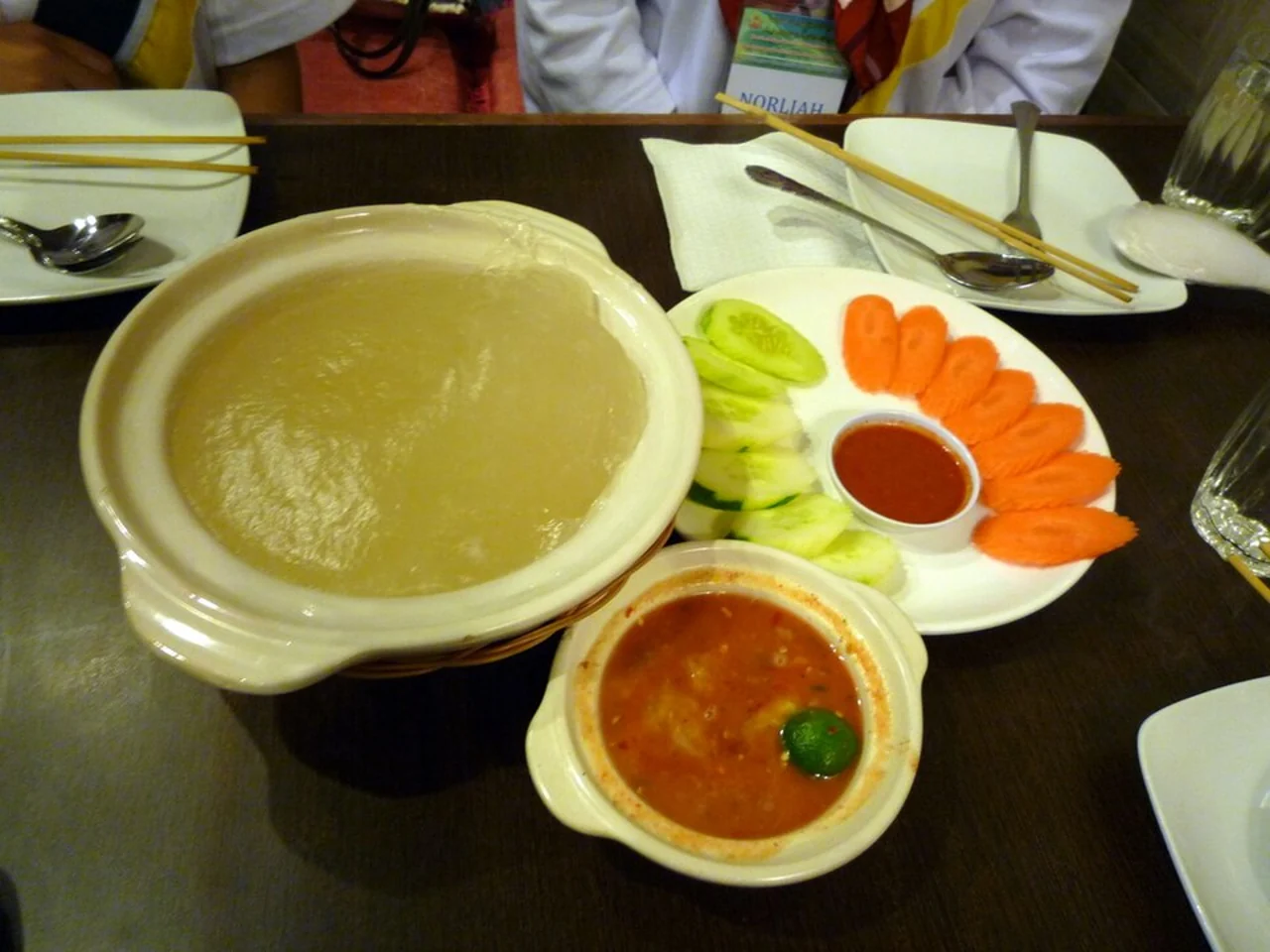 Bandar Seri Begawan’da ambuyat ve eşlikçileri örneği; e_chaya, 1 Kasım 2009