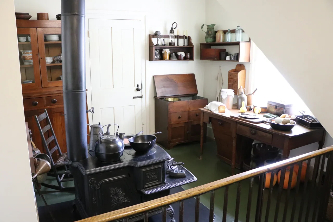 Lincoln Home tarihî mutfağında soba ve mutfak kapları, arşiv fotoğrafı