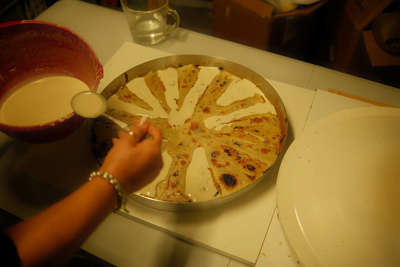 Flia hamuruna katman eklenmesi, Nisan 2023; çekim şehri belirtilmeyen geleneksel yemek örneği, Priştine restoranı iddiası yoktur.