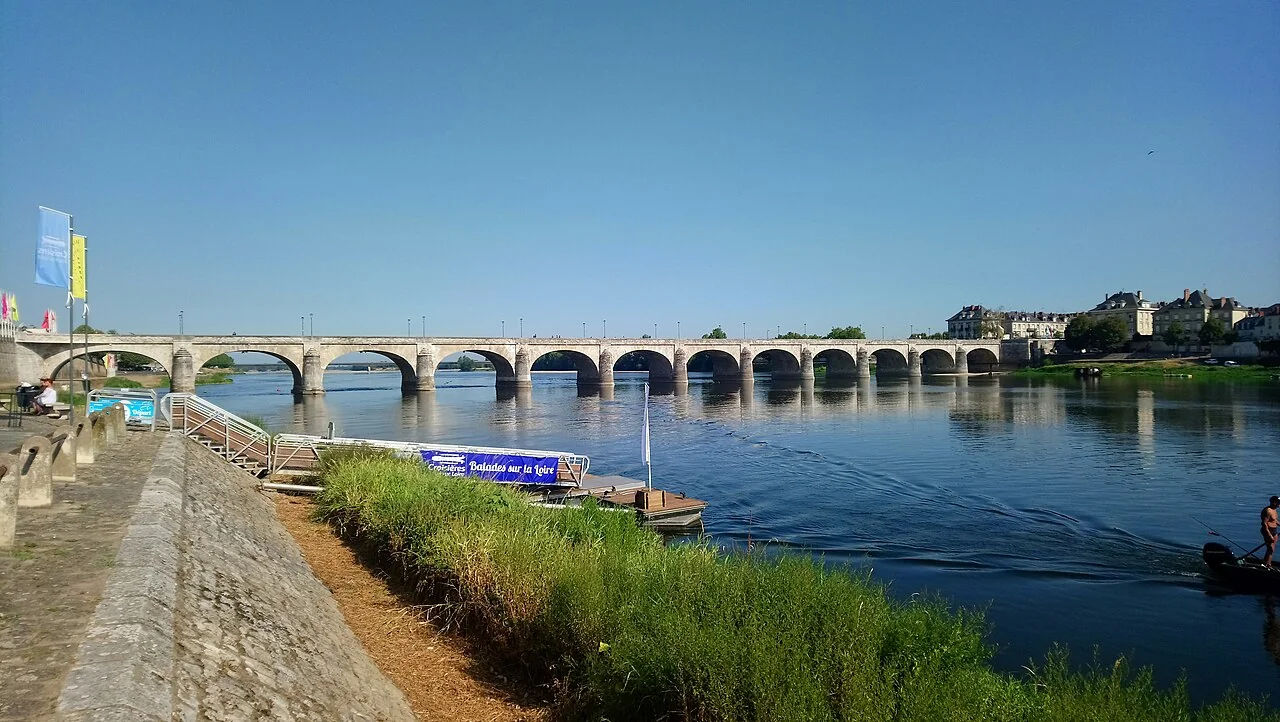 Loire üzerindeki Pont Cessart kemerleri ve Saumur kıyısı; Speculos, 9 Ağustos 2020.