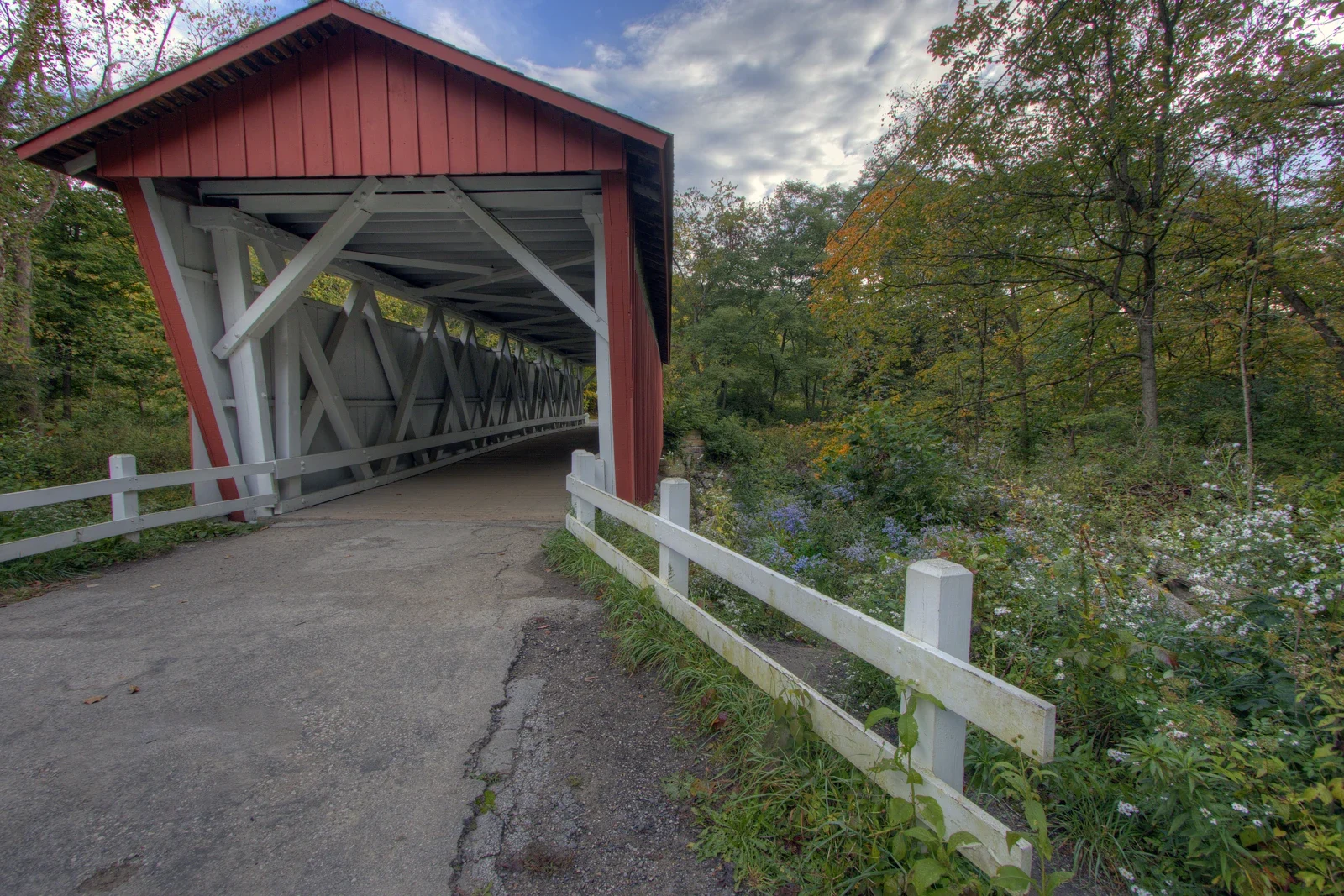 Everett Covered Bridge girişinde kırmızı ahşap yapı ve beyaz çit