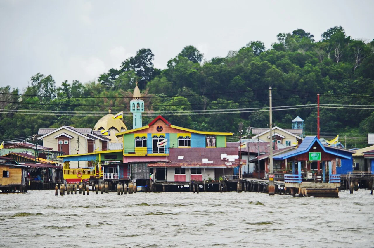 Kampong Ayer su yerleşiminin nehirden görünümü; Balou46, 28 Şubat 2013
